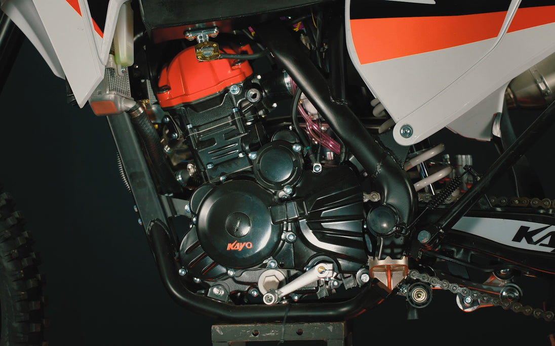 KAYO K5 279.6cc liquid-cooled engine, red cylinder head, and radiator hose detail